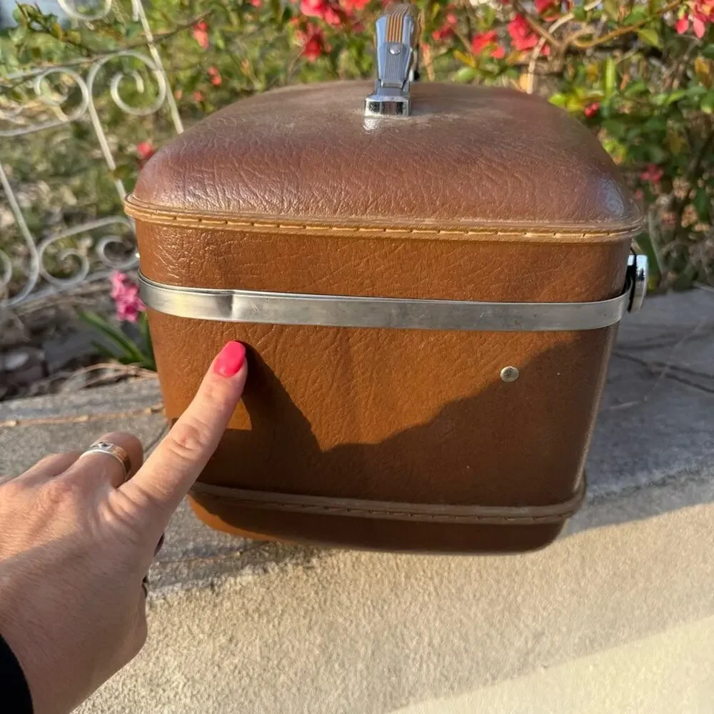 American Tourister Traveler Brown Train Case Makeup Case With Tray